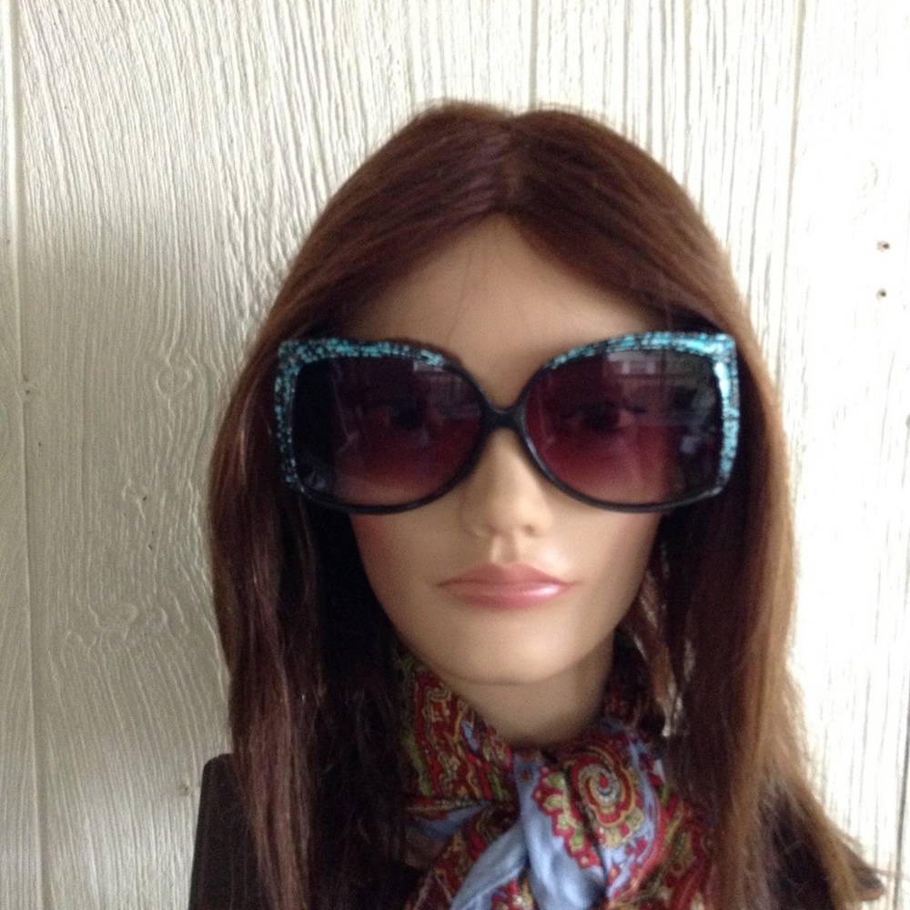 Vintage Oversize Sunglasses in Black and Blue - Picture 2 of 6